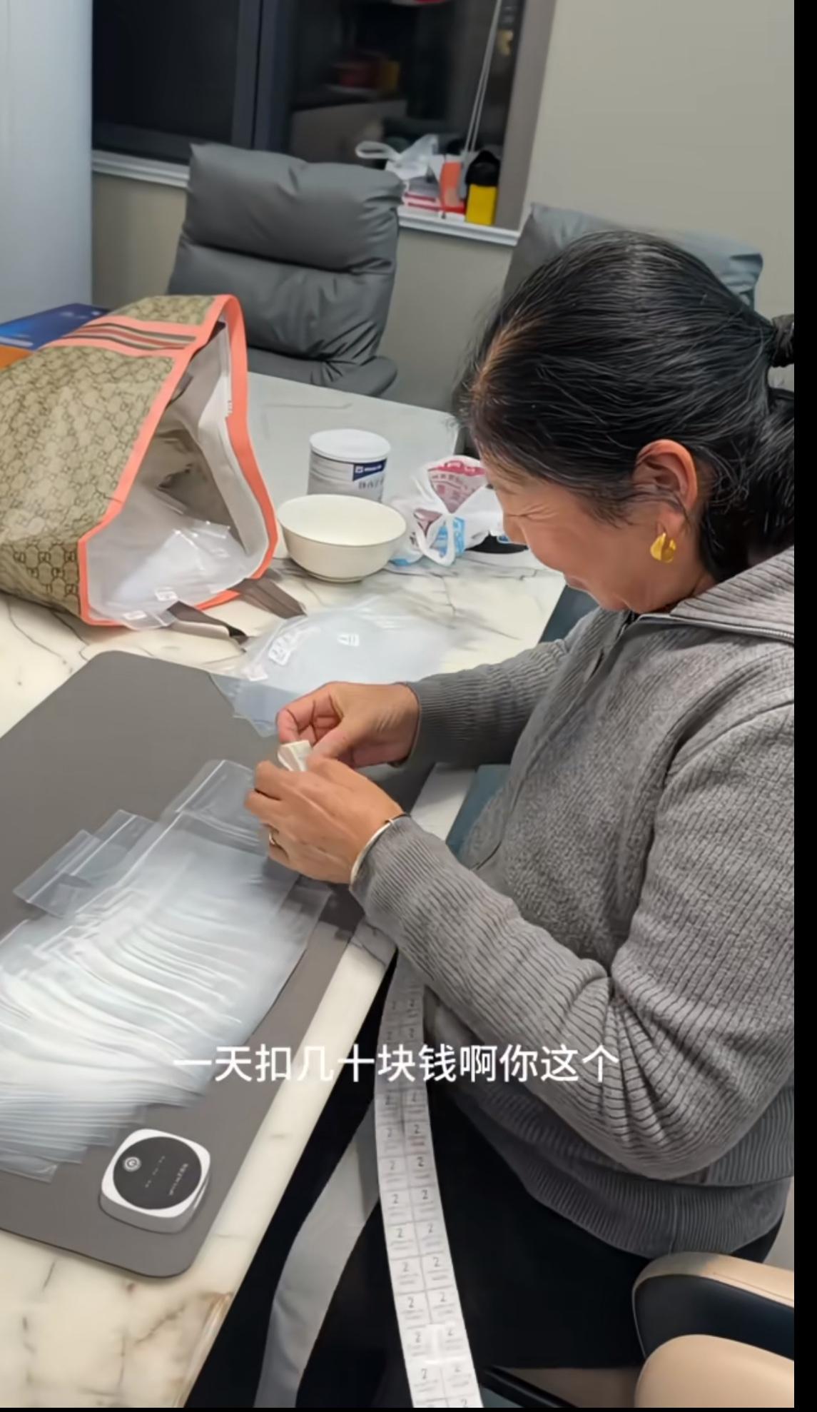 儿子吐槽住着大别墅，还做着一天几十块钱手工活的老妈，晚上八点了还在干，搞不懂这是