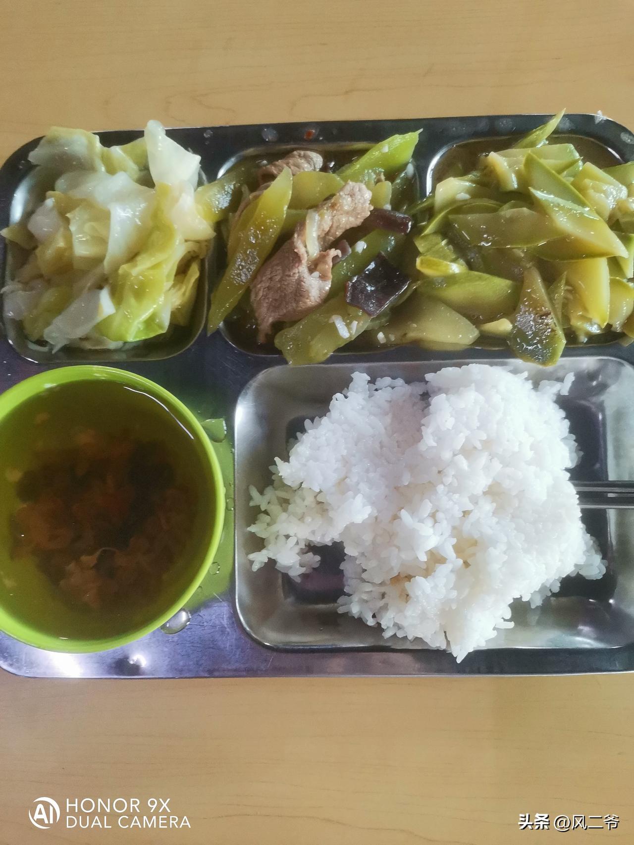 今天中午的三月瓜，窝笋片炒肉，苞菜加清热茶，窝笋片里有2片肉，汤里倒是有不少茉莉