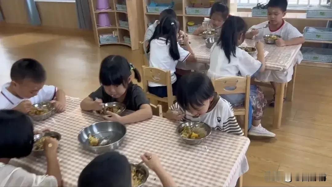 上联:欢庆佳节迎好运
下联:祝福盛世贺平安
       (友友对下联)

  