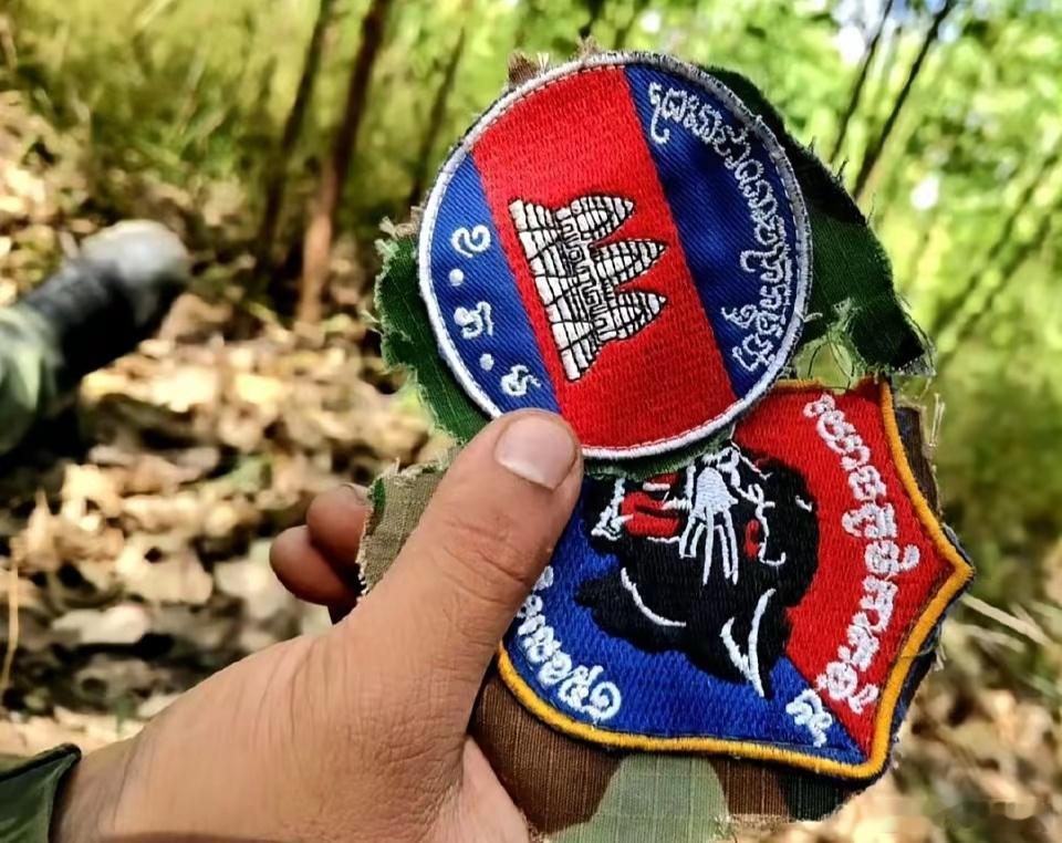 柬泰冲突，泰军在击毙柬军士兵后，剪下他们的臂章。 