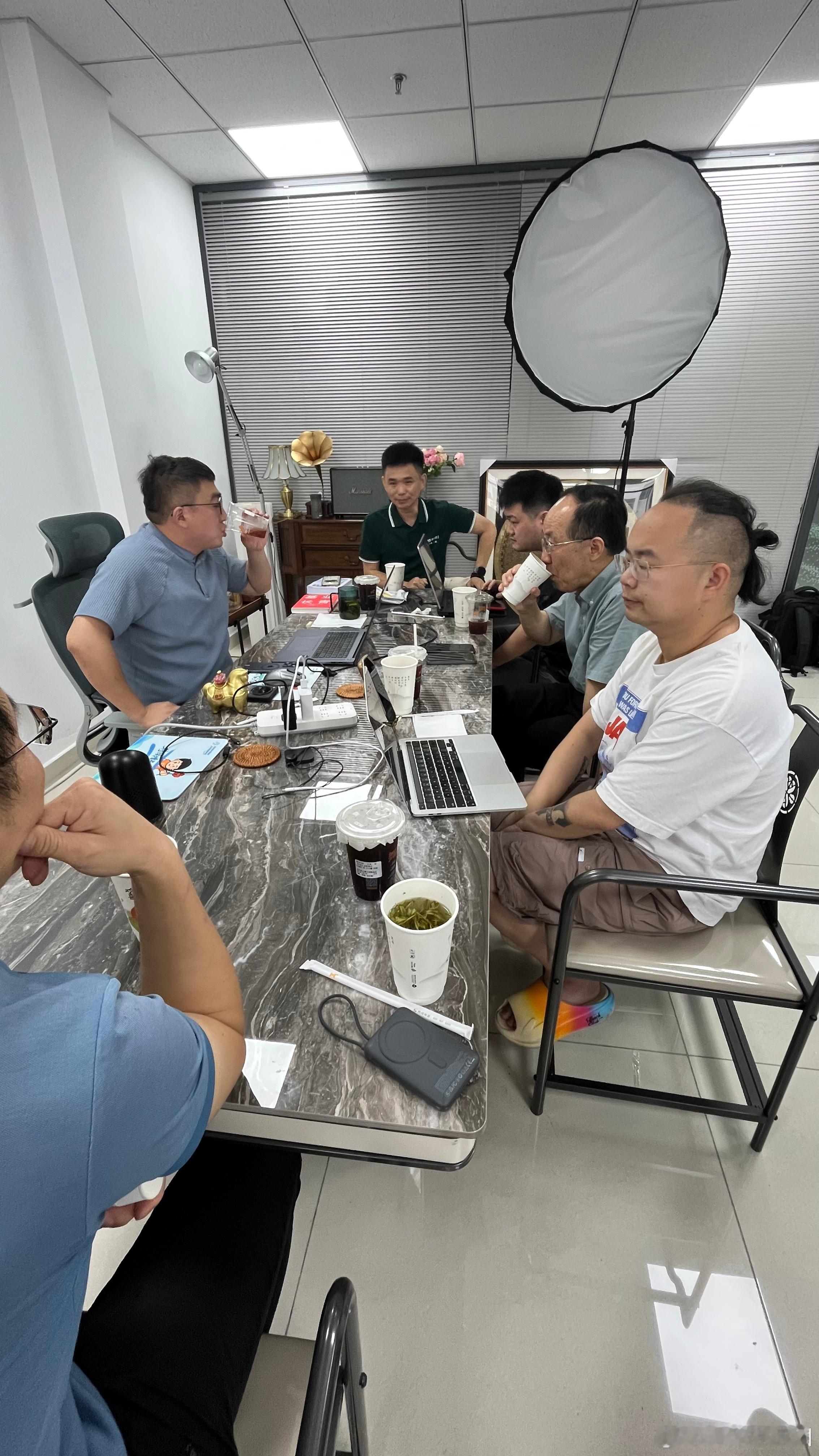 上午，带小伙伴们专门拜访了老狙会，国内大健康行业流量的头部，一位94年的优秀年轻