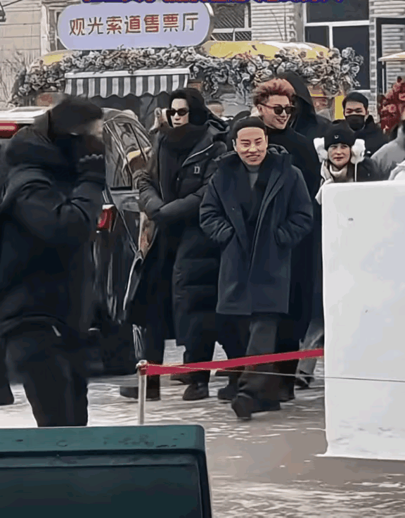 本来众星云集，徐志胜一出场，后面两个大明星就像他的保镖一样，小明哥也若隐若现，只