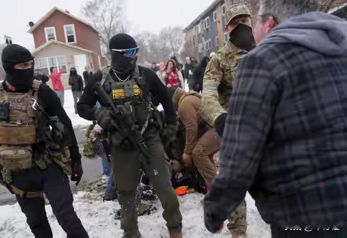 “人人有枪，政府才不敢乱来”
言犹在耳
……