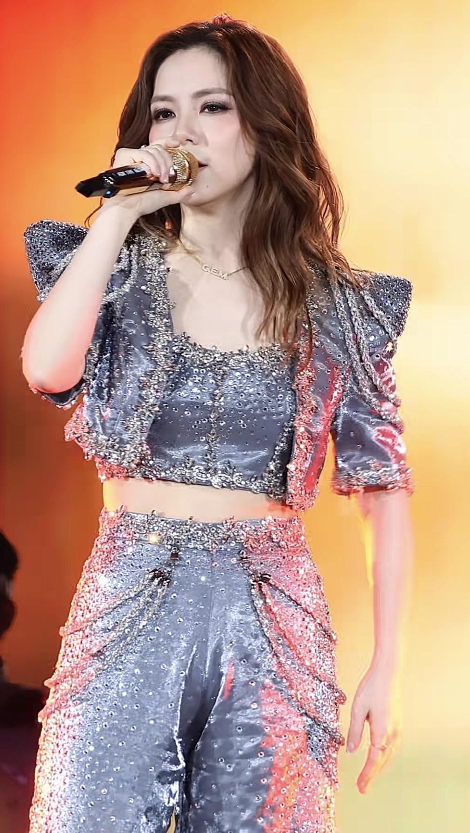 舞台上的闪耀女王，自信地演绎着她的音乐梦想。