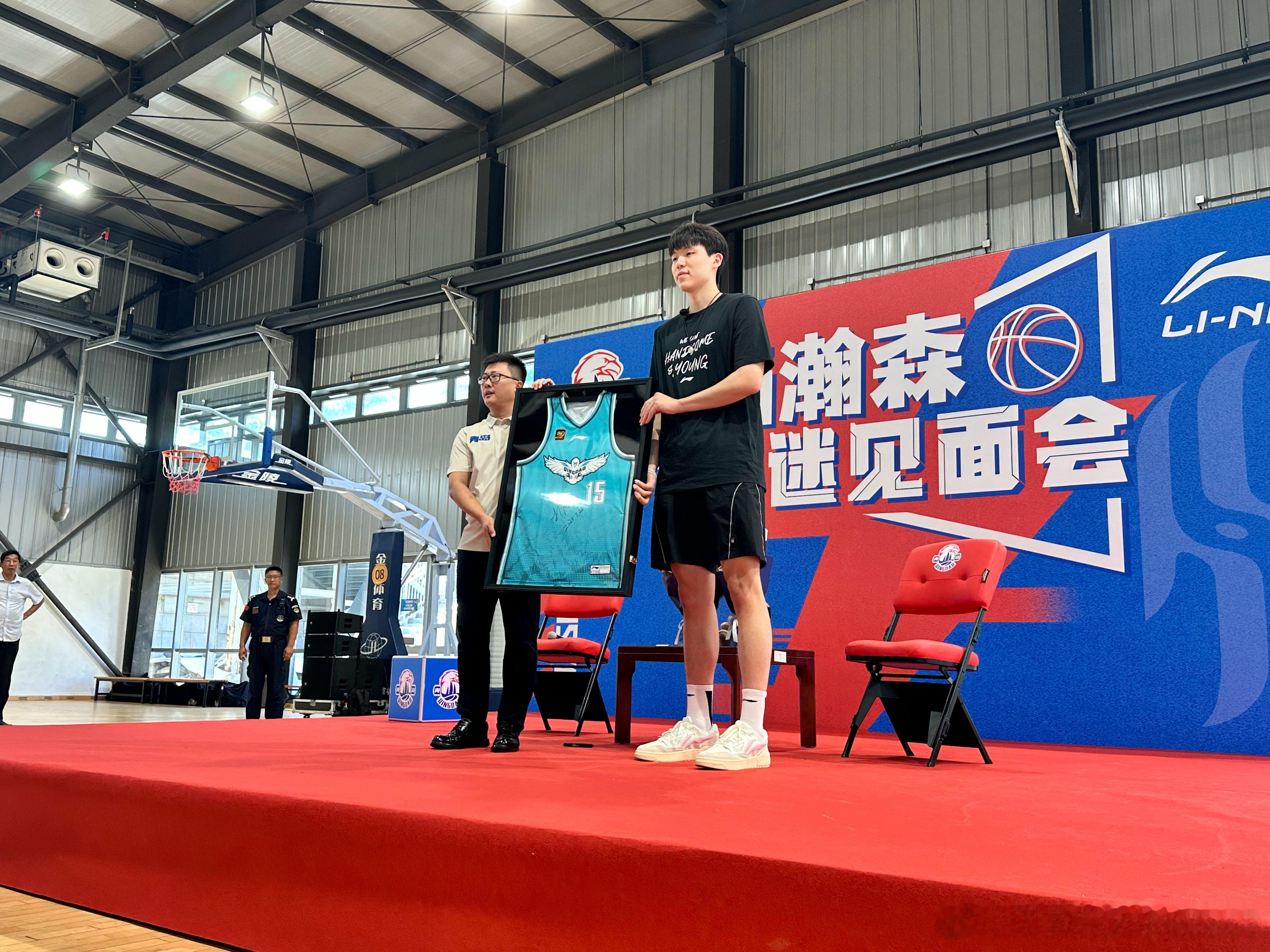在瀚森为NBA球队效力期间，青岛男篮将暂时封存他的15号球衣[爱你][爱你][爱