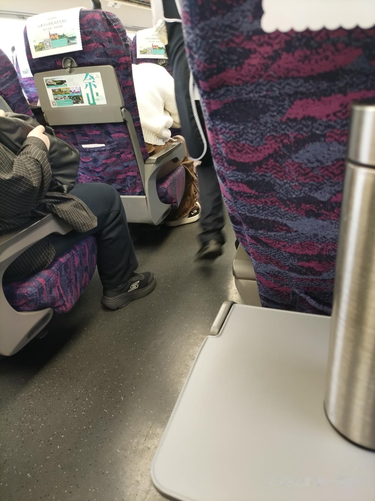 高铁卖15元钱盒饭，绿皮火车居然卖25元钱盒饭，差别真的很大