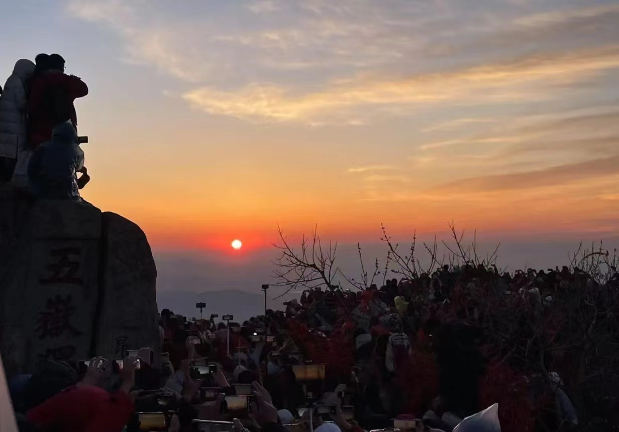 泰山陪爬小伙2天挣了近2000元五一来泰山夜爬啦，可算是爬到山顶看到日出啦，可是