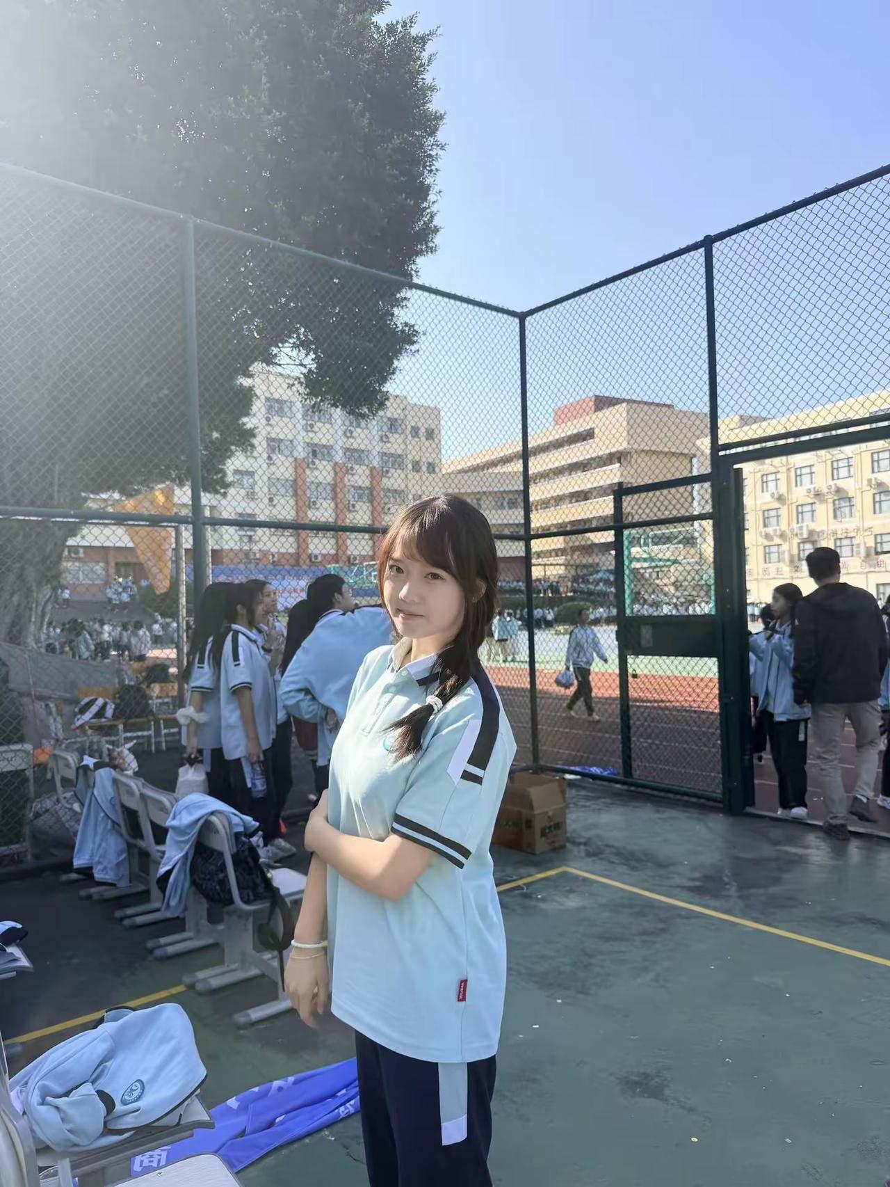 操场的阳光揉着校服的青涩，风掠过发梢的瞬间，把青春的模样定格在这片蓝天下，这是属