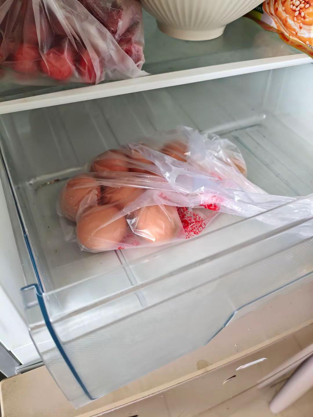 现在买鸡蛋一次买十个，以前一般都是买两板