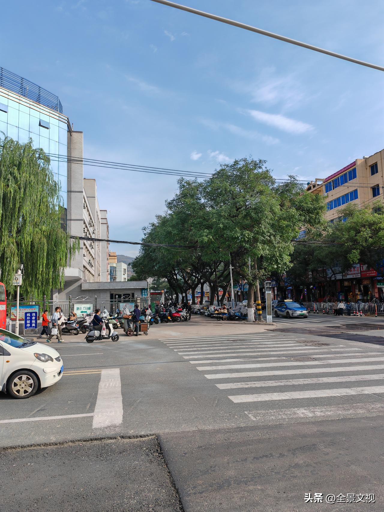 国庆节第四天，天水麦积大街上空荡荡的，感觉比平时人少了好几倍。
       有