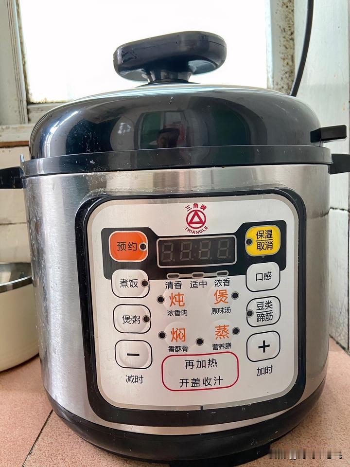 感觉被忽悠了，买个电压力锅，冲着是广东老牌子去的，谁知买来发现2个问题，客服竟然