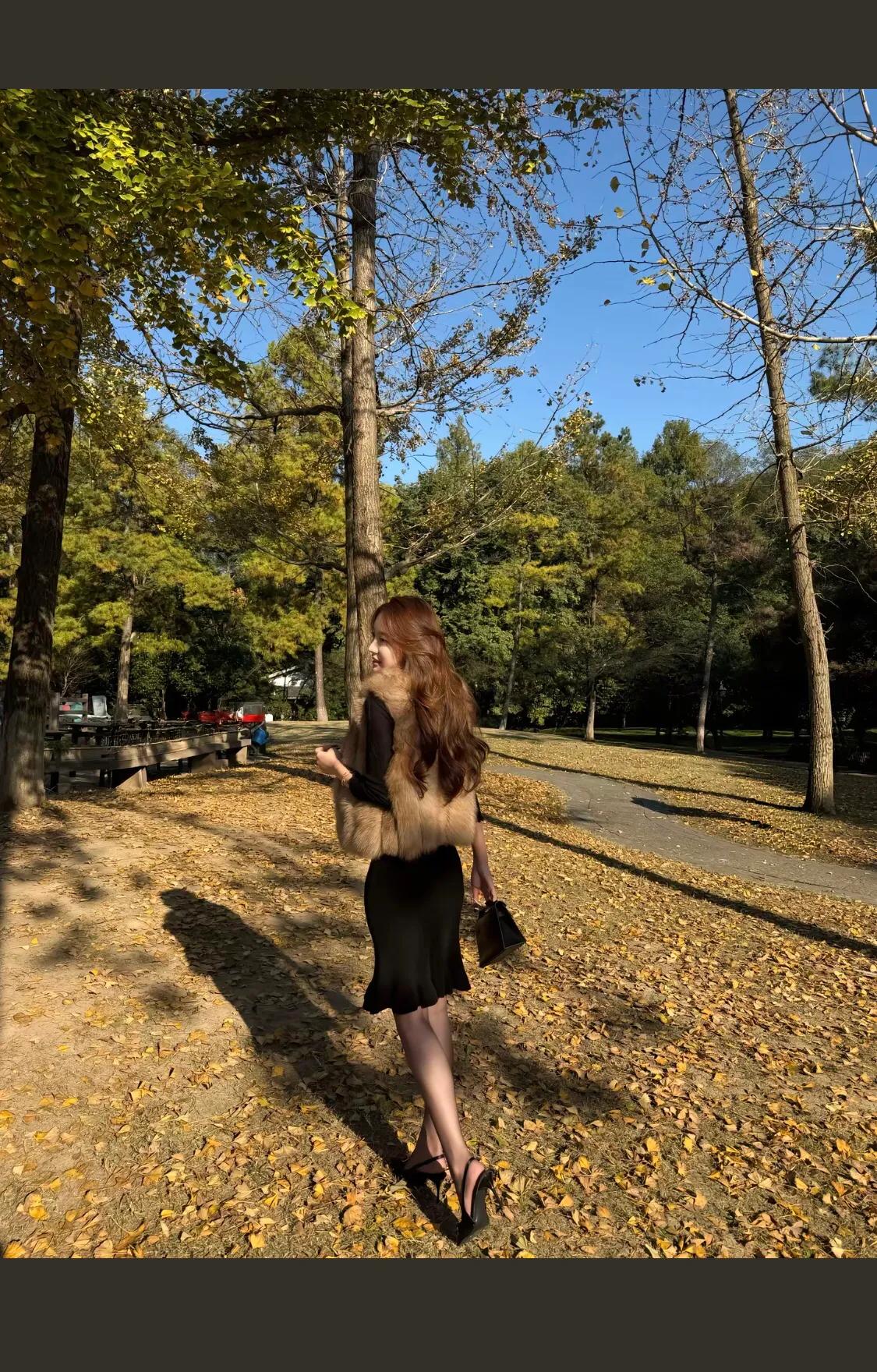 秋日漫步，黑裙与落叶的浪漫邂逅