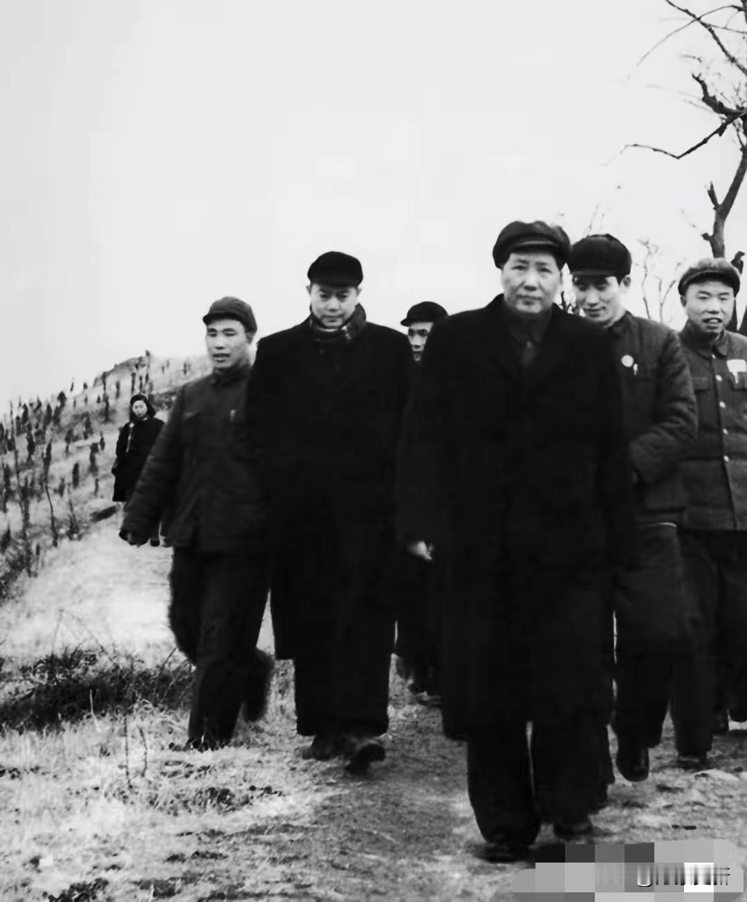 别争了！
毛主席的威望，
从来不是喊出来的，
是老百姓的心撑起来的
就像那些年里