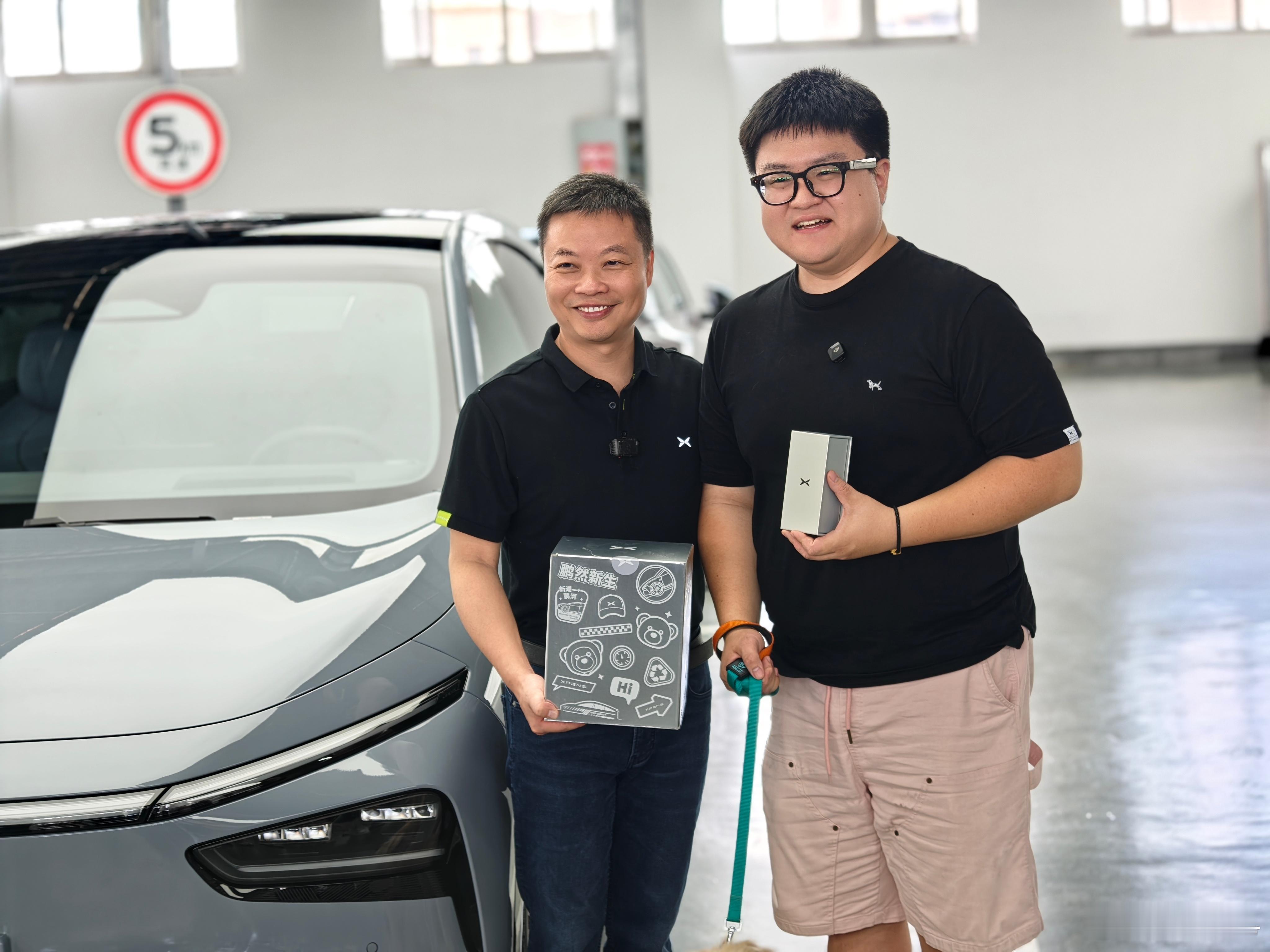何小鹏何各位车主们合影来啦，真的是亲自飞到上海给首批车主们提供相当强的情绪价值，