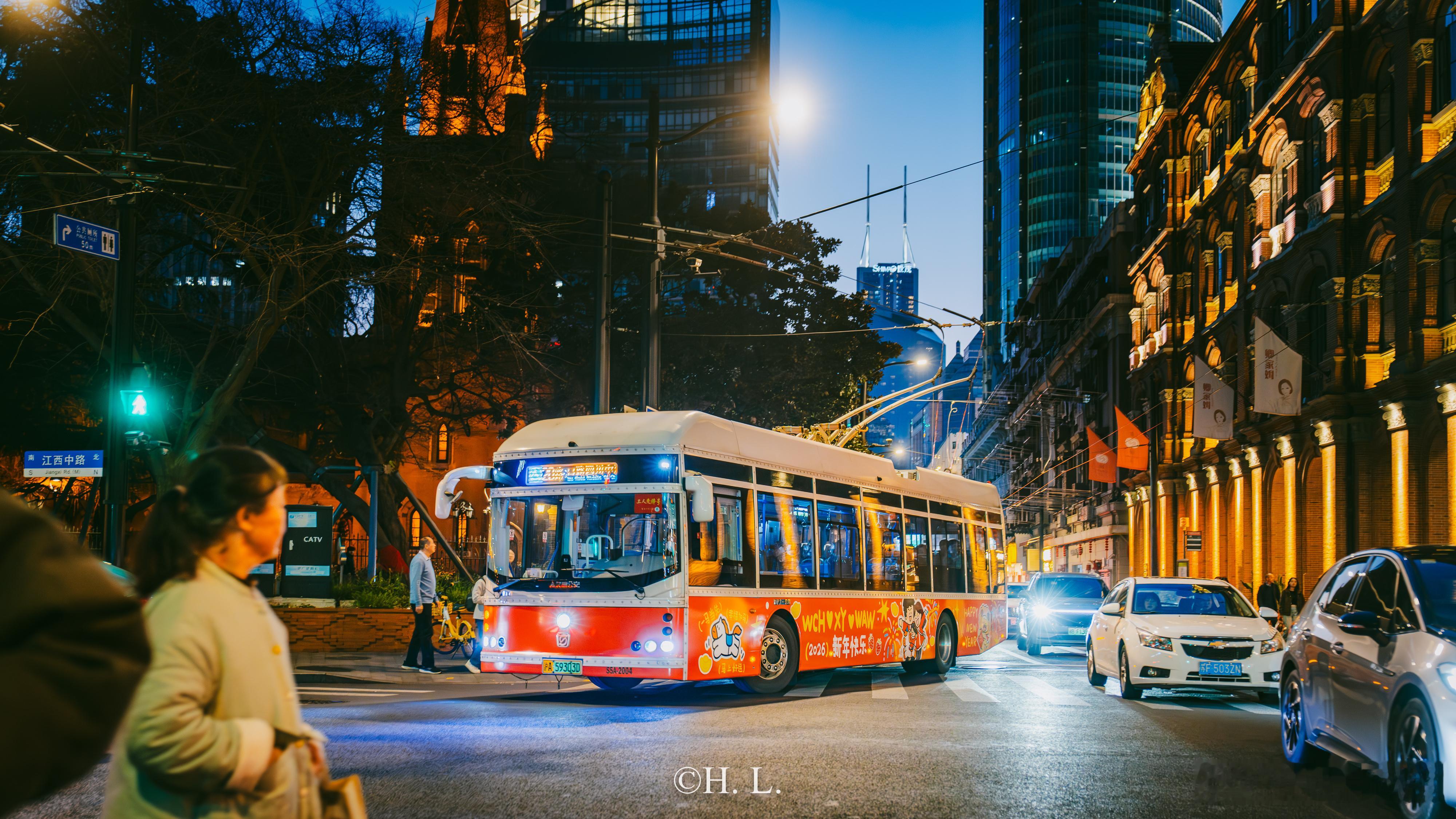 上海新年中的巴士——感觉繁忙的节奏一下放慢了下来。 