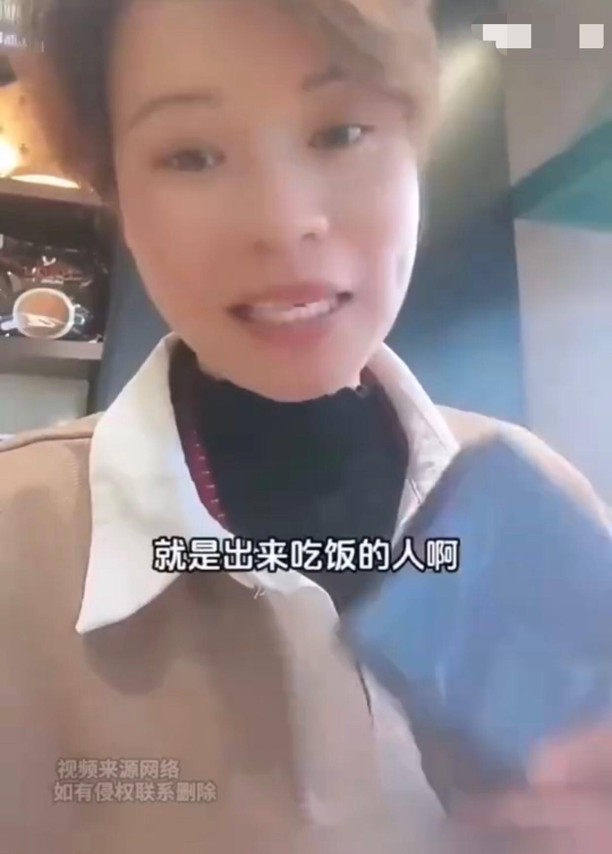 饭店老板疑惑道：出来吃饭的人，连几百块钱一顿饭都舍得吃，但是却要退掉2块钱的纸巾