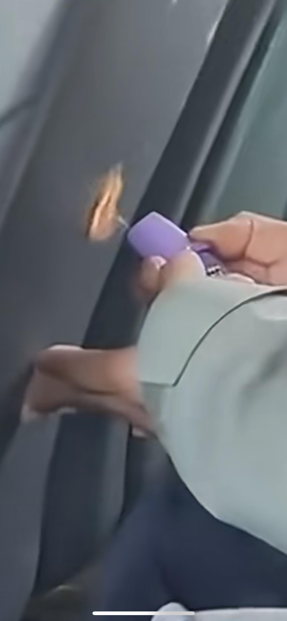 4月1日甘肃庆阳，身穿校服的一学生在公交车上用打火机把座椅烧个大坑，吓得旁边乘客