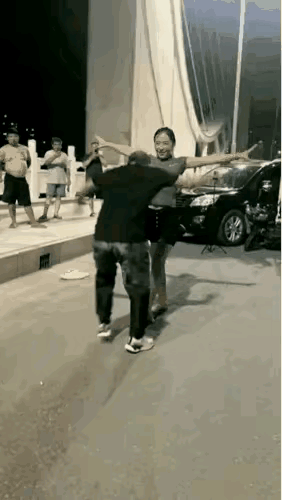 厉害！厉害！厉害了！
长春三姐视频妙，这个舞蹈好奇巧。杂技舞蹈两不象，动作危险系
