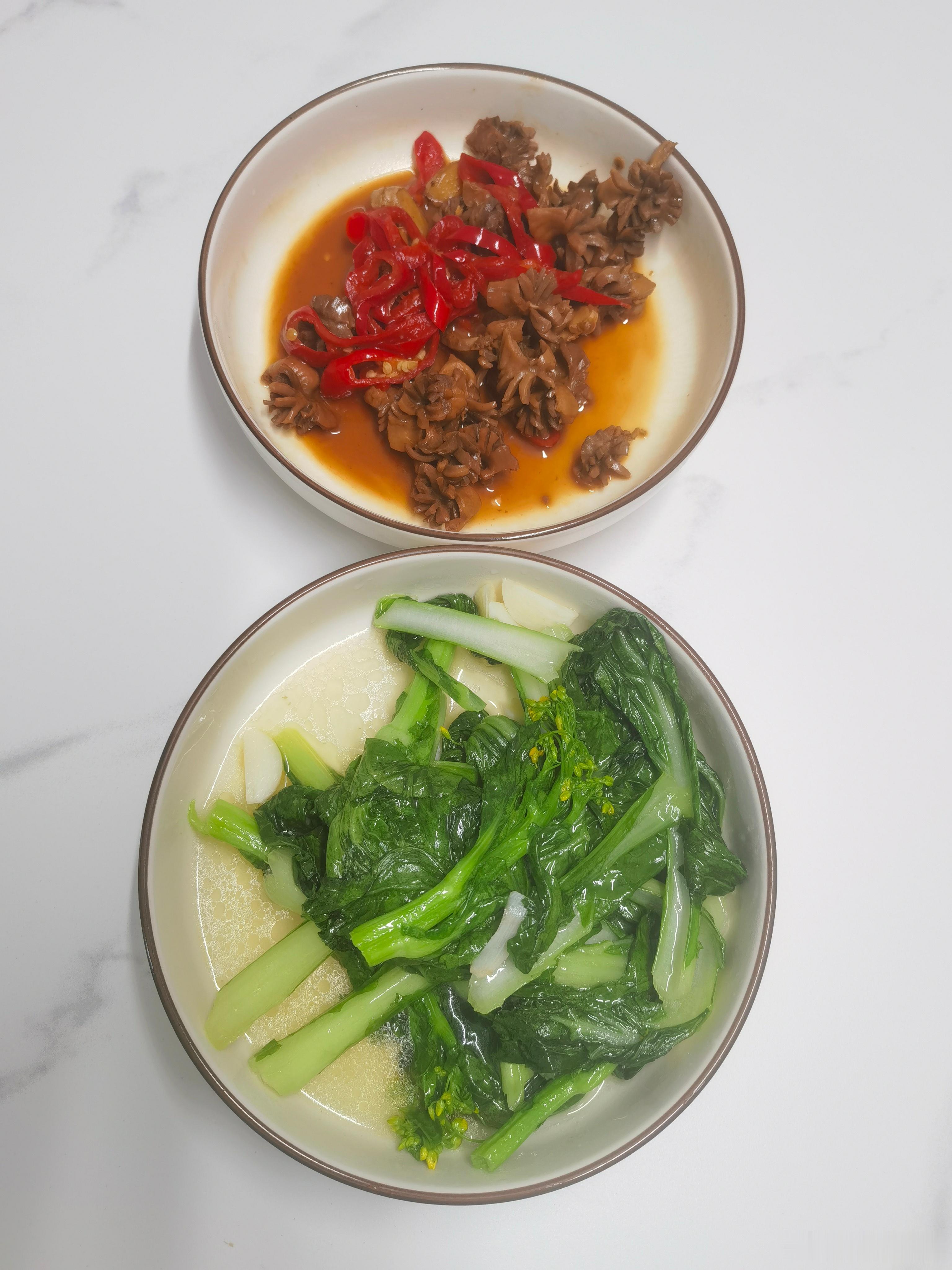 午餐：红辣椒炒鸡胗+清炒菜心。一荤一素，营养均衡，好好吃饭！ 