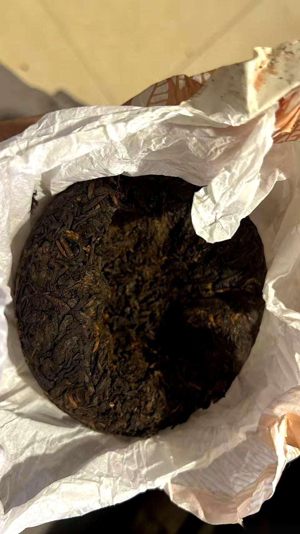 凌晨两点，我死死盯着天花板，脑子里就一个声儿，咚，咚，咚。
不是幻觉。
是那杯茶