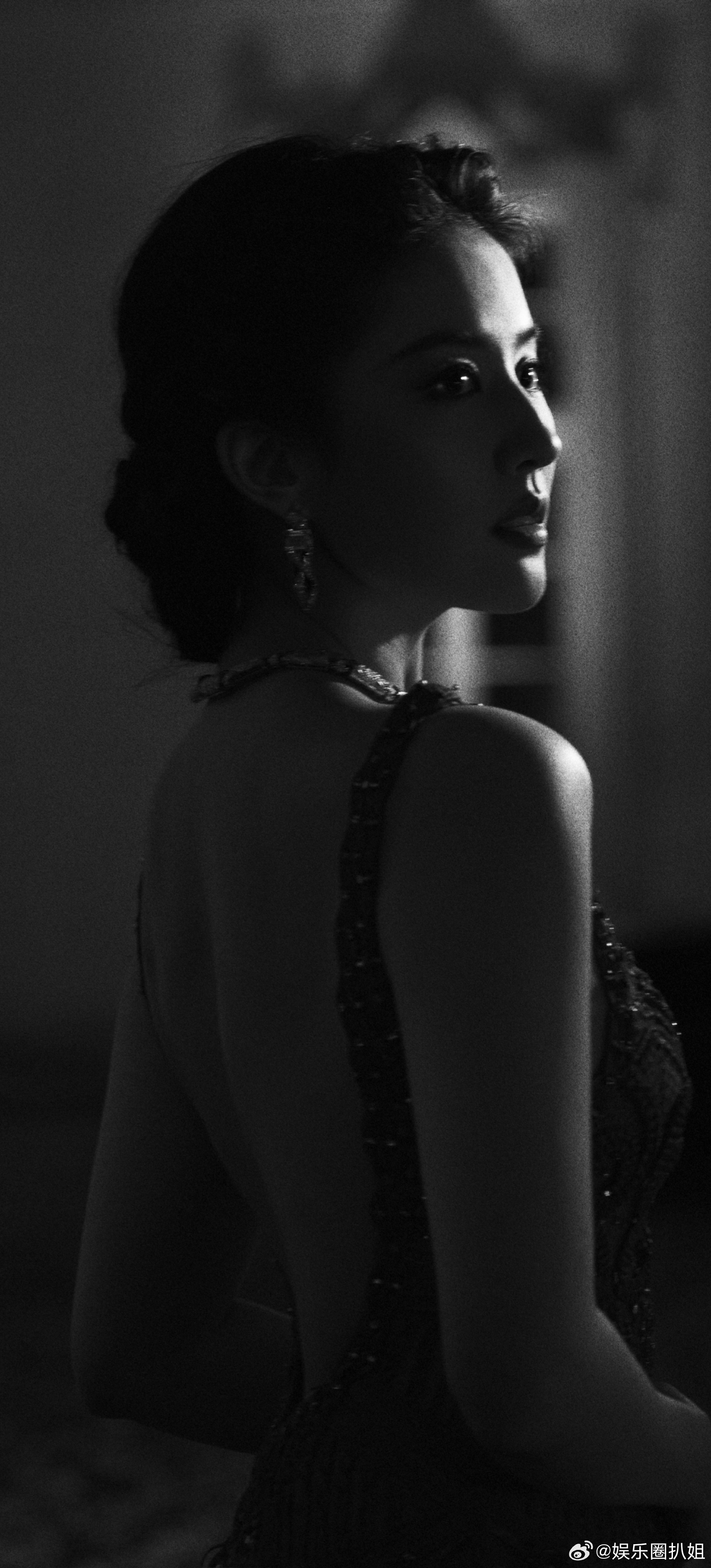 刘亦菲安妮海瑟薇互相搂腰刘亦菲仪态气质双封神！和安妮海瑟薇互相搂腰，松弛感拉满，