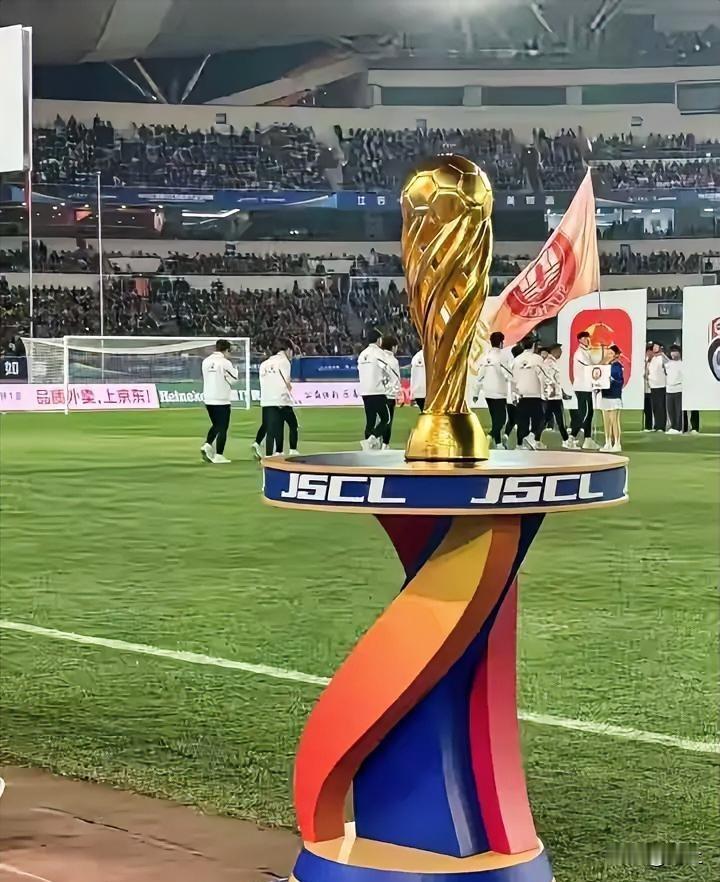 两个月前还在为保级挣扎，两个月后捧起苏超冠军奖杯，泰州队把“足球没有绝对强者”演