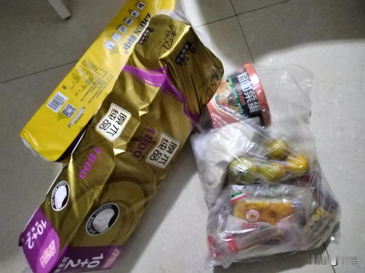 一百块钱能买到啥？
出去一趟一百块钱没有了，关键我也没买啥东西啊，就买了两袋纸，