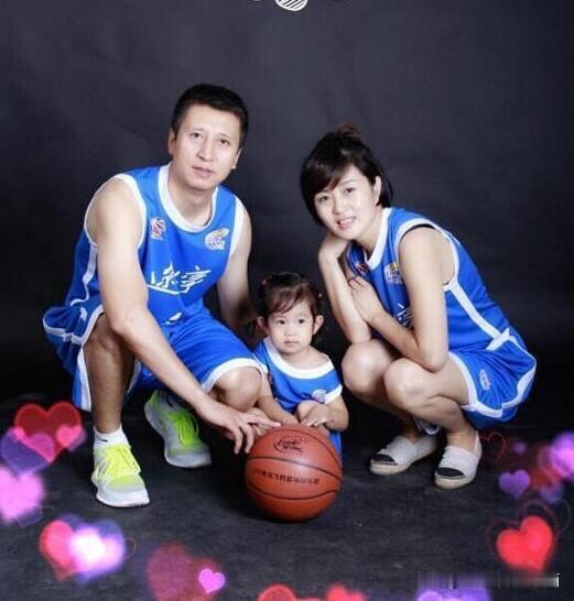 郭士强和妻子、孩子早年间的一组照片，郭士强身材高挑，他的颜值并没有多高，但是有实
