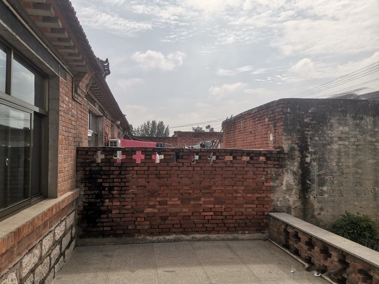 吃过早饭，西邻二嫂（庄序）进来说钥匙又锁屋里了，二哥早起去钓鱼了，进不去家了，我