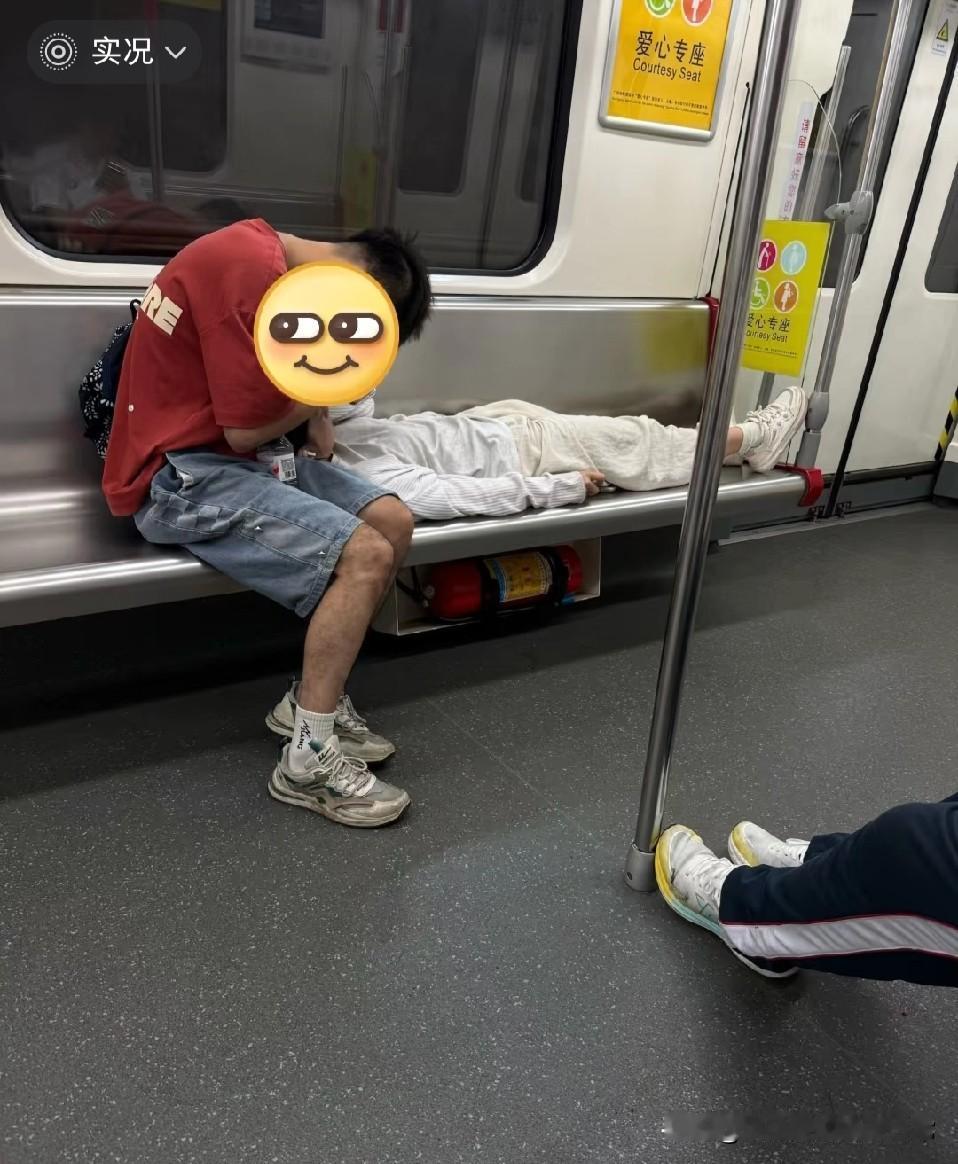 广州地铁这一幕你打开手机举报吗！
 
在广州地铁的车厢里，这一幕简直让打工人破防