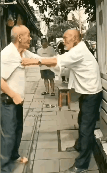 两邻居
下个象棋
说了不悔棋
悔棋就拳脚相向
左边这老头勾手拳
右边这个直拳打脸