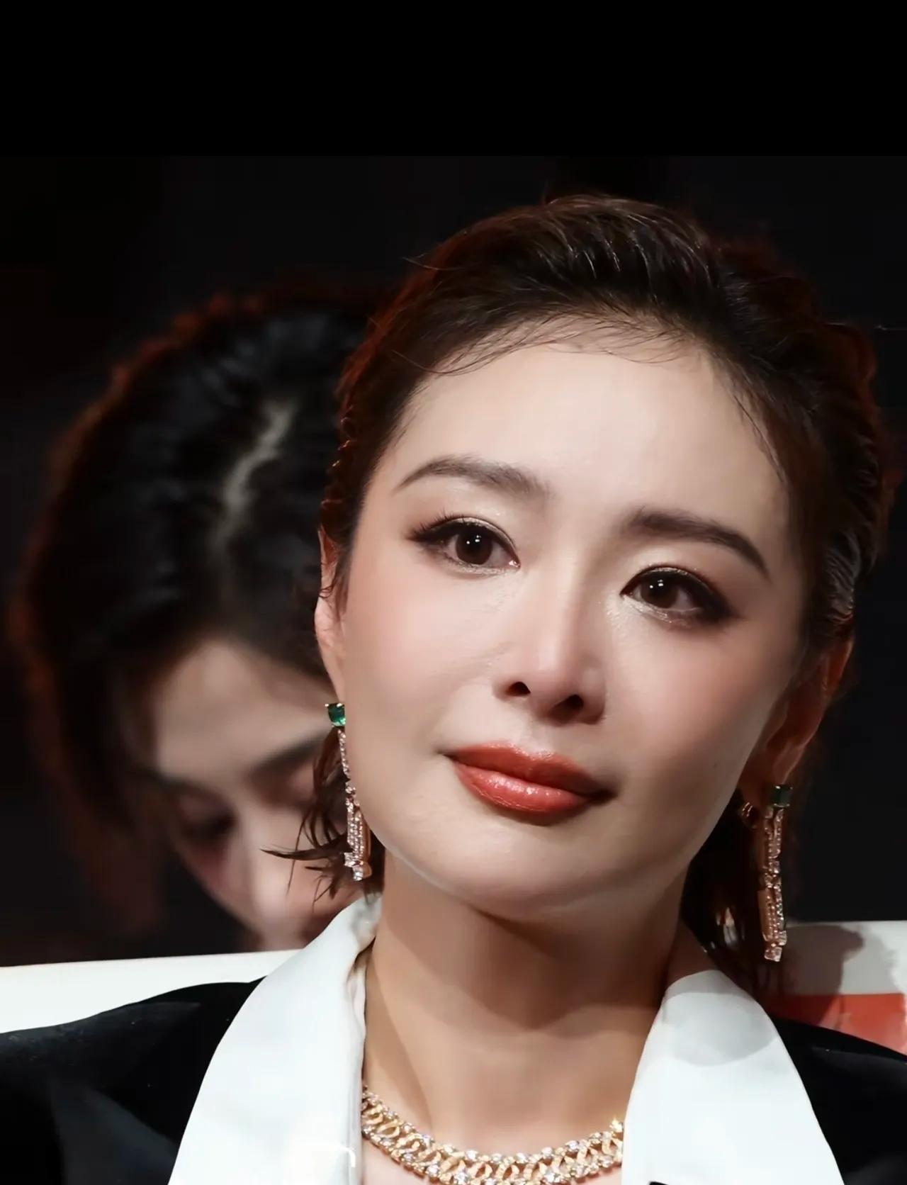 萨日娜拿“最佳女配角”，我接受，卫诗雅拿“最佳女主角”，我也接受，但我真的实在接