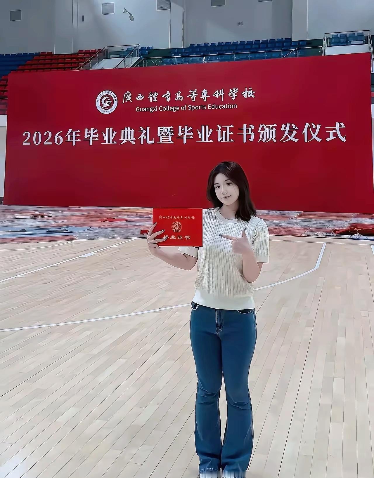 体校女生毕业照引发热议，单凭外貌就能判定是不是黄花大闺女？

毕业照争议 广西体