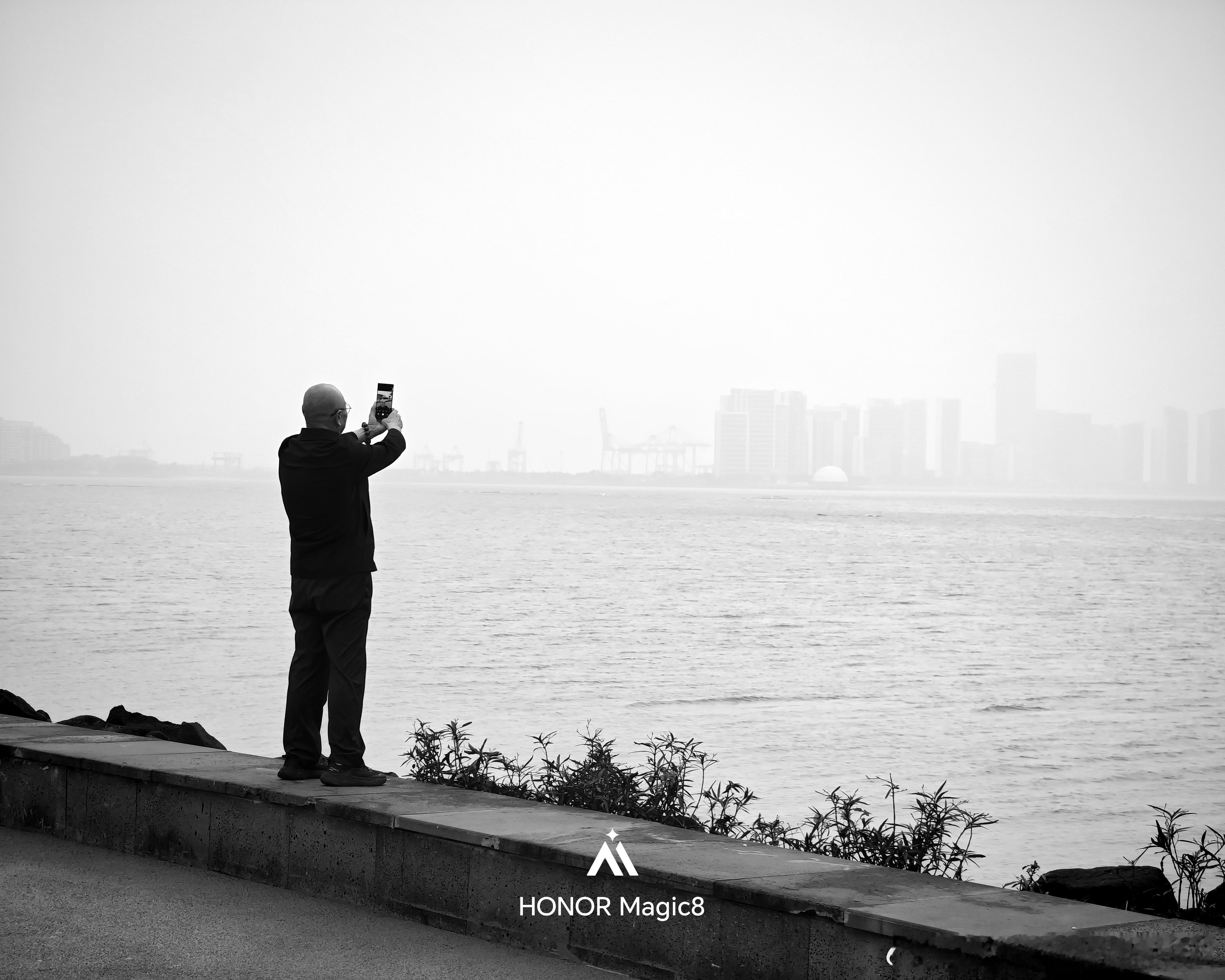 【视频看海】夜幕降临，图片中的两位老人，他们的老伴由于无法到海南一起旅行，他们就