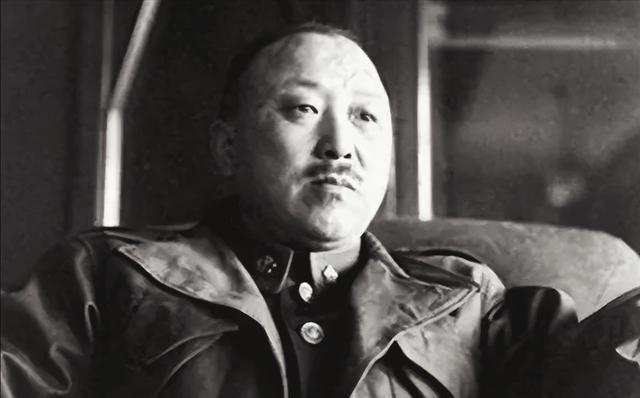 抗战中，老蒋欲借扩编架空卫立煌。卫当即召集亲信：“谁有胆量和我一起整垮老蒋？”等