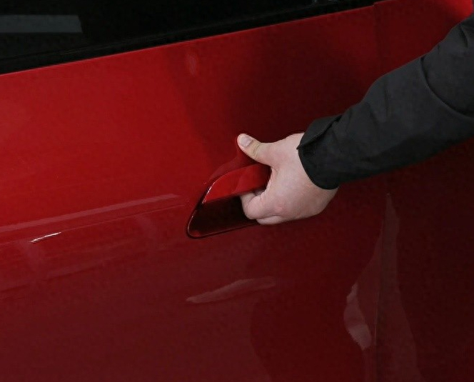 新一代SU7安全再升级🚗新增机械门把手，应急开门更稳妥。二排座椅下方还配备门锁