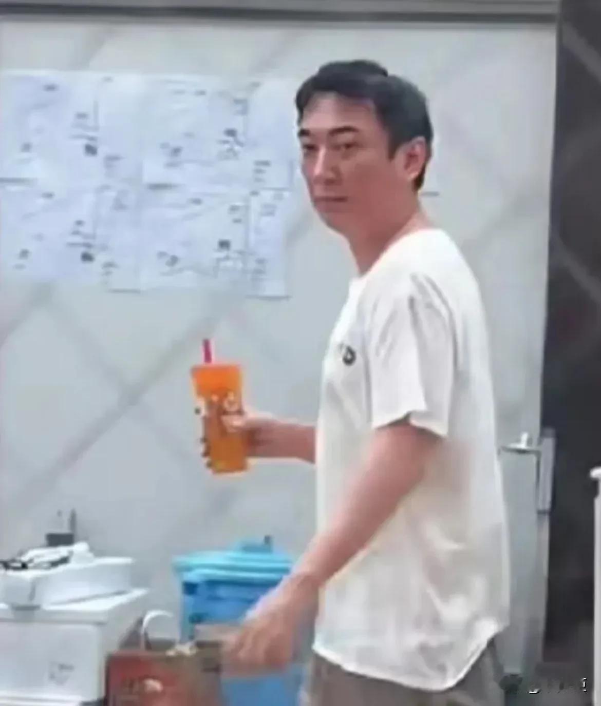 我看谁还敢瞧不起蜜雪冰城！
思聪，你品味可以！
这三点意料之外啊

1、据网友说