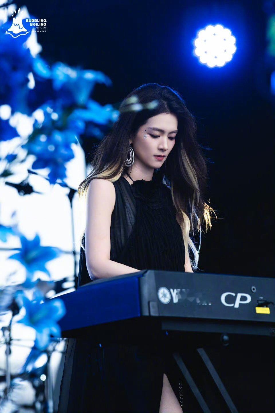 陈昊宇泡泡岛舞台蝴蝶成精了～今天在泡泡岛音乐节的舞台和妆造都太惊艳啦暗黑风长裙完