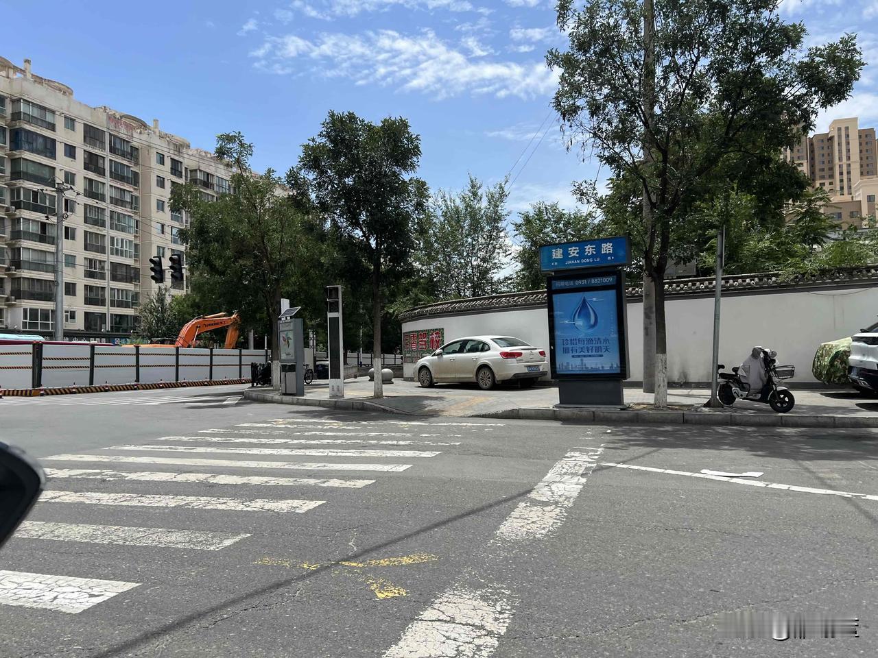 今天路过兰州市安宁区的建安东路和万新路的交界处，发现这里围上了格挡板，似乎这条路