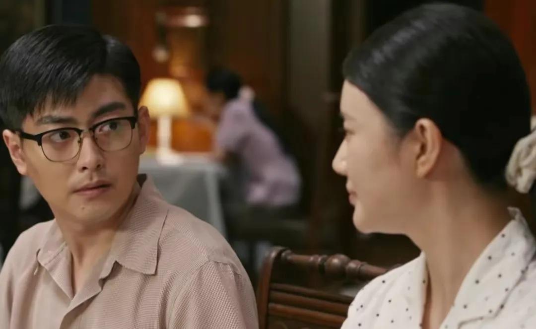 《梦中的那片海》里郭黑子的走私货物被扣在海关，他找到当缉私队队长的肖春生，想让对