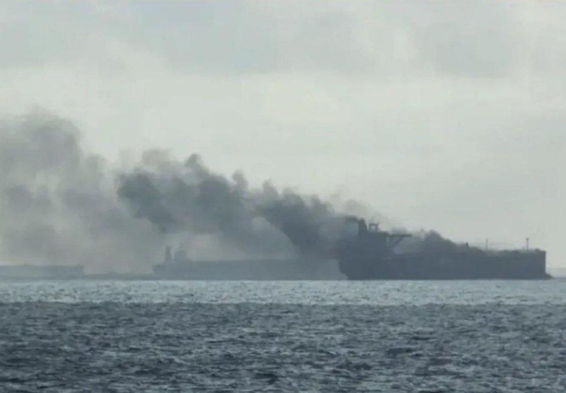 突发新闻：
一架乌克兰自杀式无人机袭击了另一艘俄罗斯影子舰队的油轮。
这艘长 2