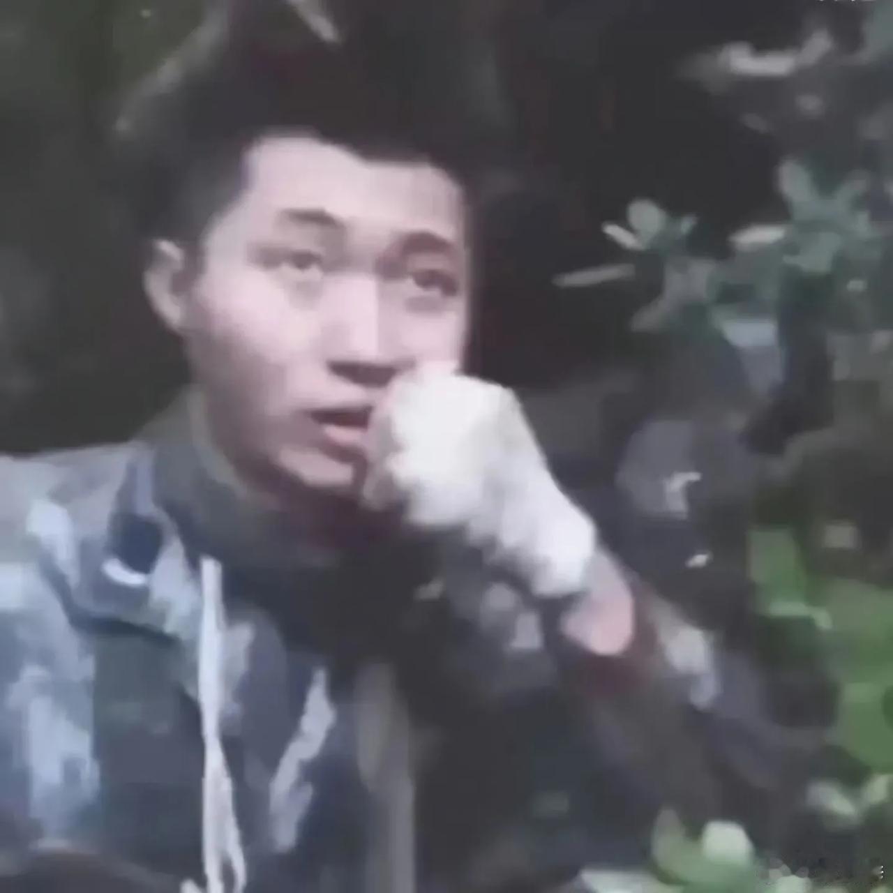 印度公布前几年中印两军对峙的画面，通过他们公开的画面可以看到我军两人被印军包围，