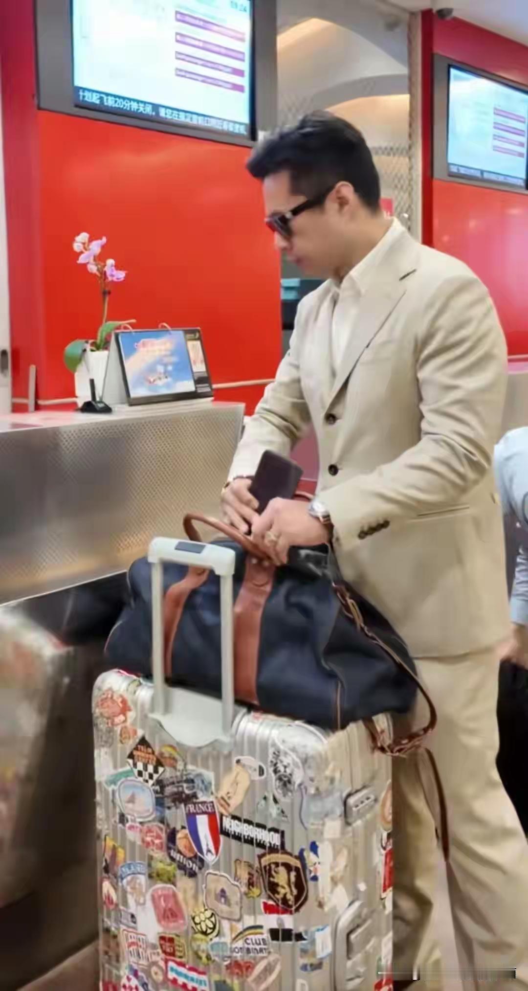 青岛“霸总”谭凯饺子馆爆火背后：54岁未婚，弃京归乡陪母亲，他活成了多少人羡慕的