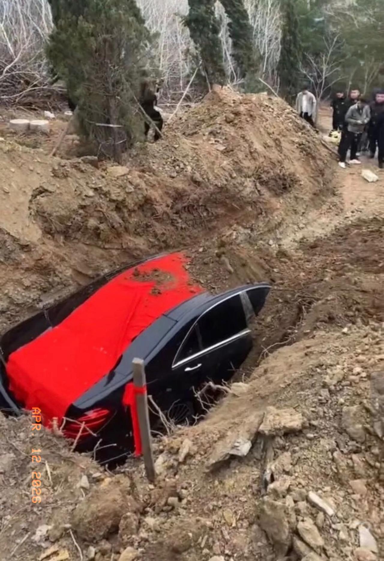 官方通报来了！埋奔驰陪葬的金某，摊上事了！
4月10日，辽宁辽阳弓长岭区政府发了