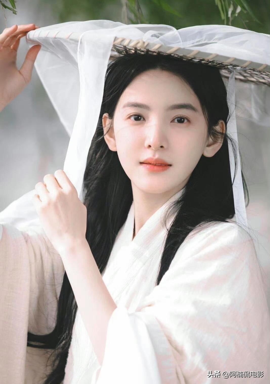 网传张凌赫古装剧《刺棠》的女主人选卡在章若楠、卢昱晓二选一，二人都是温柔柔和的小