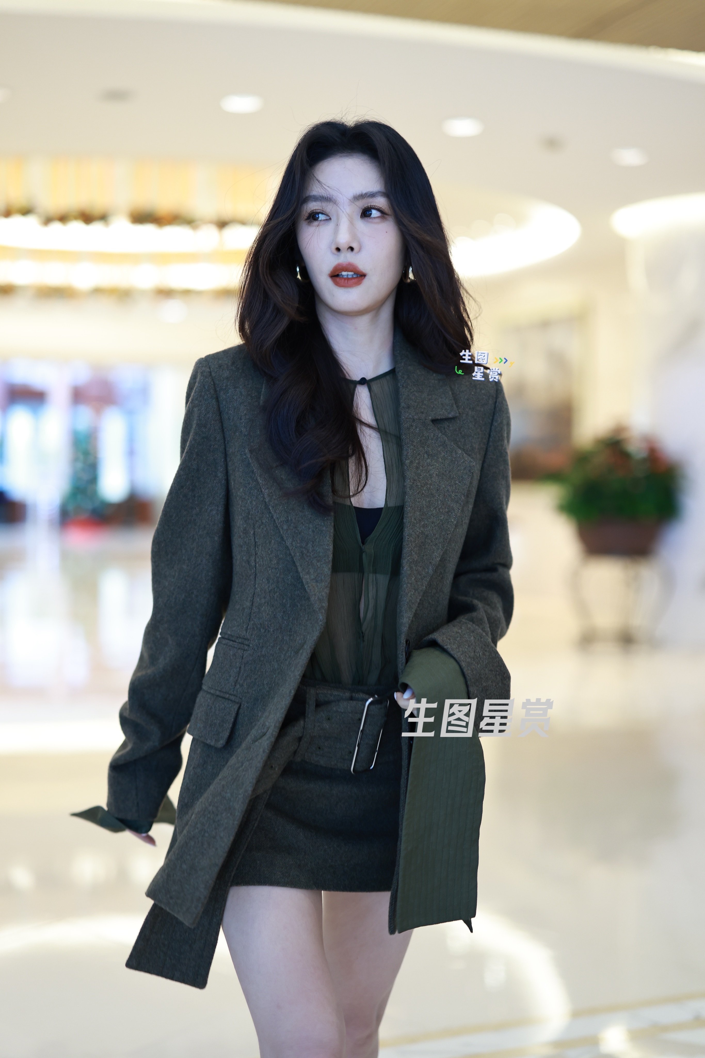 蔡文静 👗  婚内婚外  追剧团上班生图，西装短裙好飒 