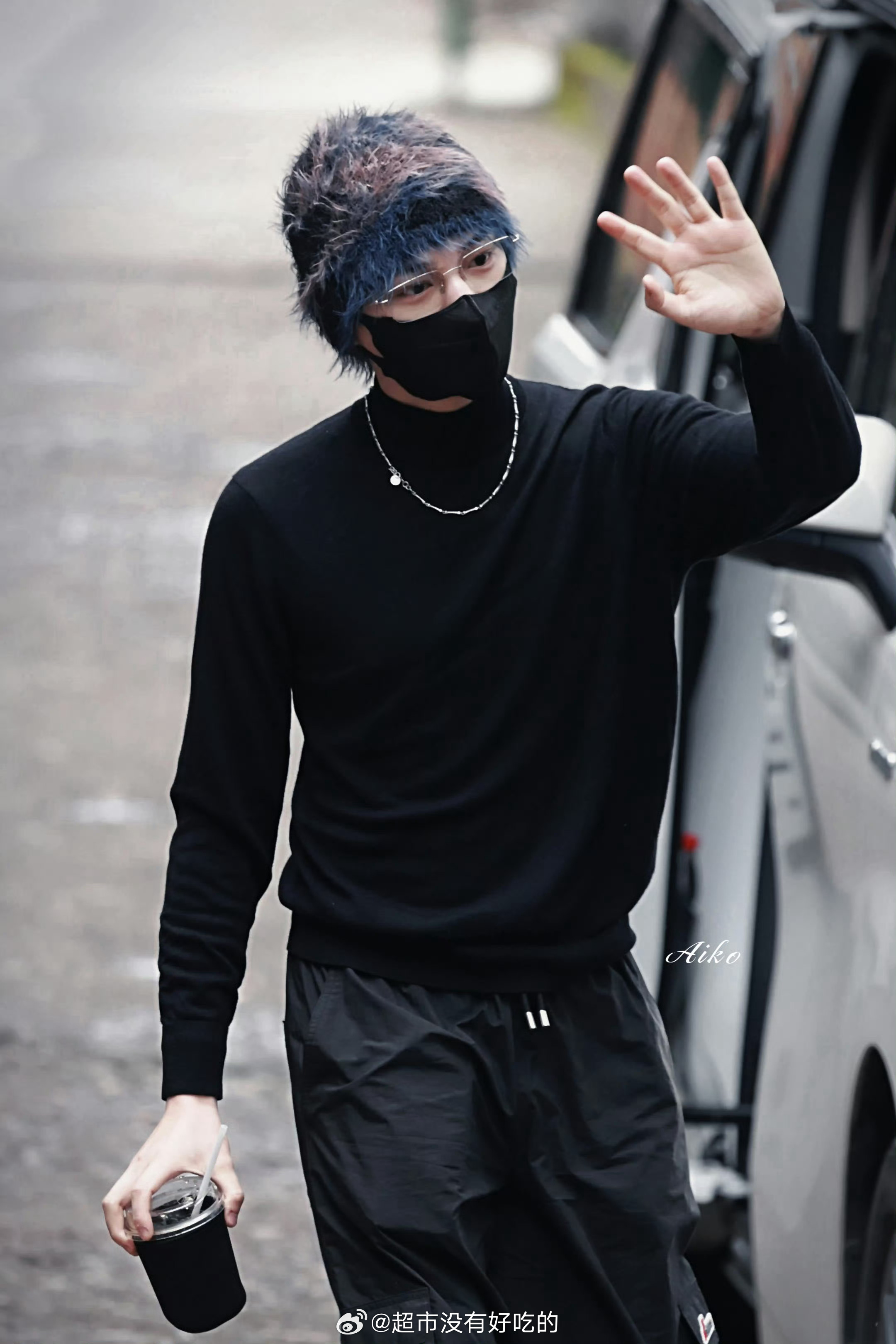 丁禹兮《司宫令》今日上班路透金丝眼镜➕黑色高领毛衣，身材好曼妙每天上班都有新皮肤