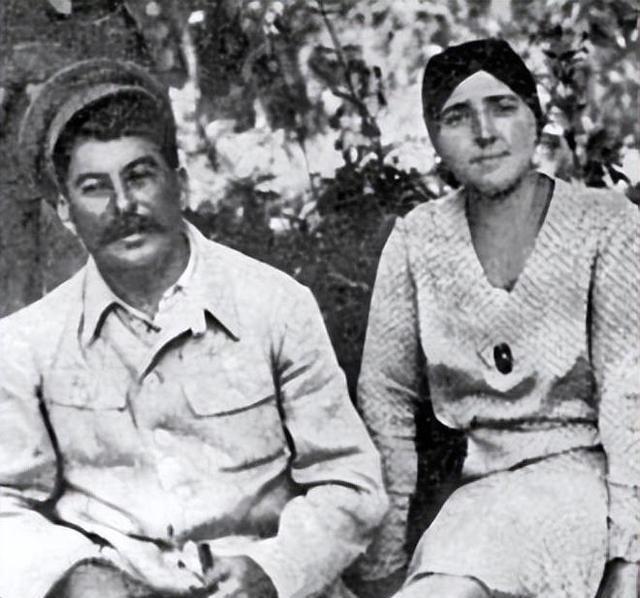 1932年的一天，斯大林当众将烟头甩到妻子脸上后，当天晚上，她的房间便传出一声枪