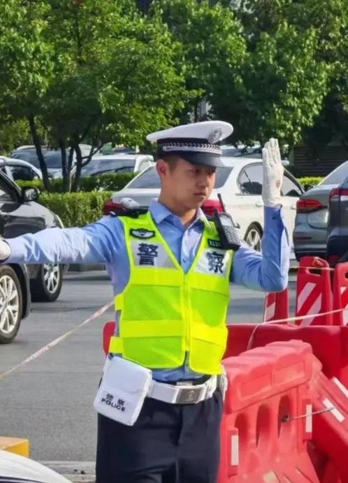 痛惜22岁交警唐万羴，刚入职不足一年的00后交警，在晚高峰车流里永远停下了脚步。