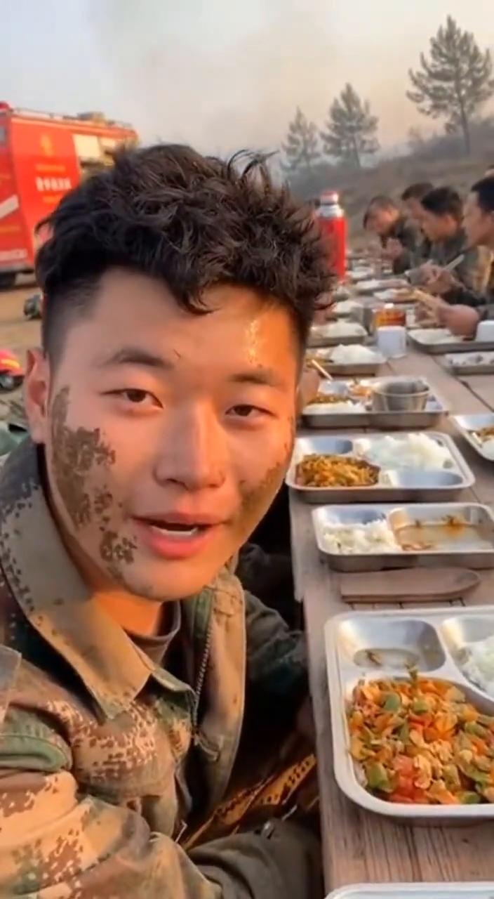 叔叔阿姨你们好，孩子可以问你们一个问题吗？我们吃完饭就要出发了，您能祝我们一路平